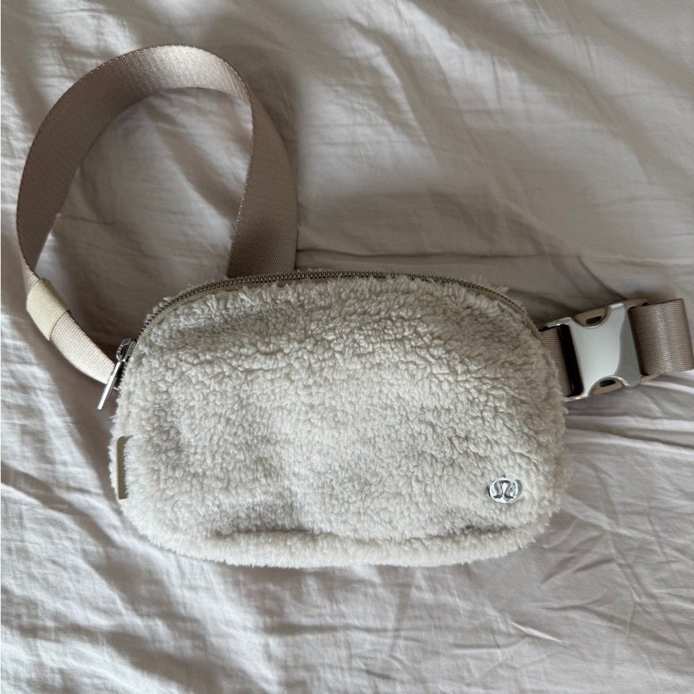 Lululemon Everywhere Belt Bag